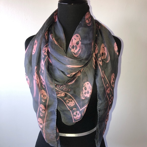 ❌SOLD❌ Alexander McQueen Classic Skull Scarf/Wrap - Picture 15 of 15